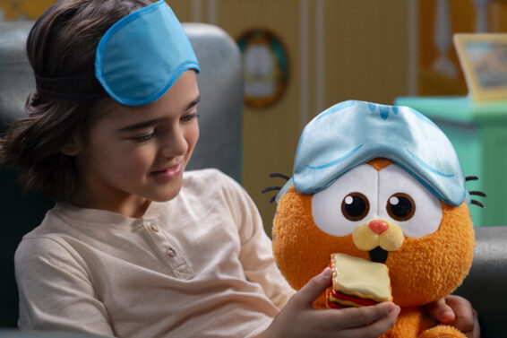 Een slaperige Baby Garfield Feature Pluche die nog van zijn lasagne eet