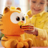 De Baby Garfield Feature Pluche die zijn lasagne gevoerd krijgt