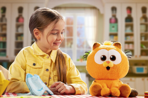 De Baby Garfield Feature Pluche samen met een kind
