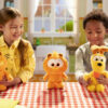 Kinderen die spelen met de Garfield Pluche Assortment