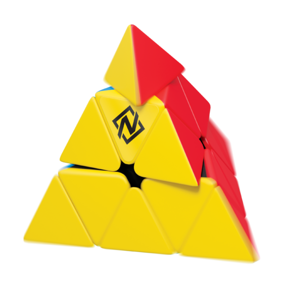 De pyraminx kubus die wordt gedraaid