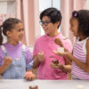 Kinderen die een cakeje eten