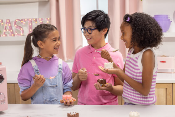 Kinderen die een cakeje eten