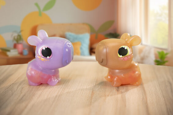 De twee verschillende kleuren van het favoriete speelgoedvriendje de Let's Glo Capybara Bruin en Paars